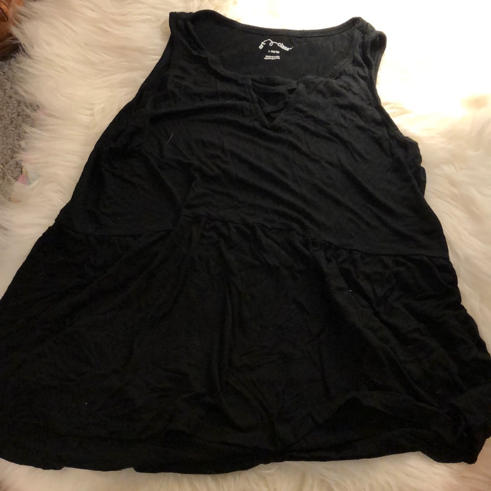 Black tank top with design!